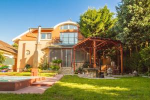 Villa Suburbia Budapest - Pool - Hot Tub - BBQ - Parking