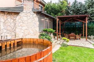 Villa Suburbia Budapest - Pool - Hot Tub - BBQ - Parking