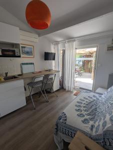 Le Mas de la Palmeraie - Studio dans propriété privée au calme avec piscine et tennis