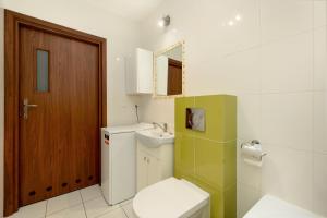 Dunikowskiego Snug Apartment by BookingHost