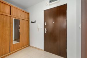 Dunikowskiego Snug Apartment by BookingHost