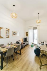 Beautiful with seasonal Pool- 1Bd 1Bth- Center