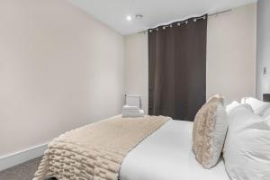 MySquare Two Bedroom Apartments in Limehouse