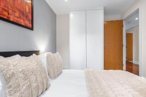 MySquare Two Bedroom Apartments in Limehouse