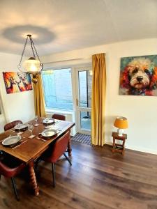 House near moors, 10 minutes walk to high street