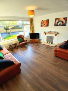 House near moors, 10 minutes walk to high street