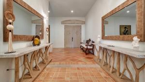 Hacienda Beach Club 1100