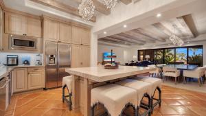 Hacienda Beach Club 1100