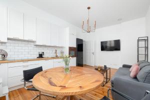 Parkside & Museum Deluxe Apartment by BookingHost