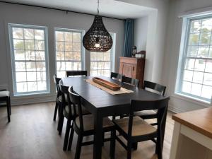 Lake Access - Private Spa - Pool table - Rustique