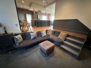 5BR Manchester Home Jacuzzi, Garden & Parking!