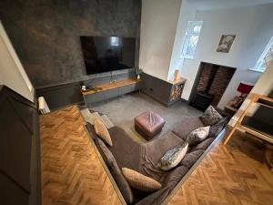 5BR Manchester Home Jacuzzi, Garden & Parking!