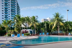 Vista al mar, piscina y cochera en Sunny Isles