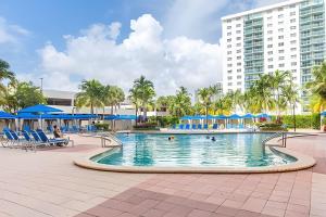 Vista al mar, piscina y cochera en Sunny Isles