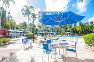 Vista al mar, piscina y cochera en Sunny Isles