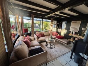 Moderner gepflegter Nr 142 ruhiger Bungalow, Strandnah mit großen, uneinsehbaren Garten, Terrassenüberdachung