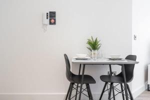 Modern Solihull Studio Apartment with Free Parking & Kitchen