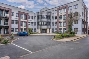 Modern Solihull Studio Apartment with Free Parking & Kitchen