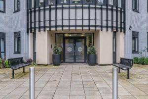 Modern Solihull Studio Apartment with Free Parking & Kitchen