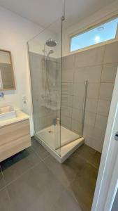 6 Bright Cozy Studio Moulin Rouge