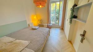 6 Bright Cozy Studio Moulin Rouge