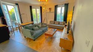 6 Bright Cozy Studio Moulin Rouge