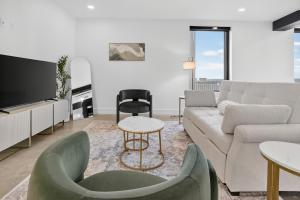 Tulsa Beacon Living Sleek & Cozy 2BR Flat