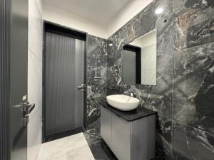 4BHK Ultra luxury 3 acre farm villa with swimming pool by Guildstone stays