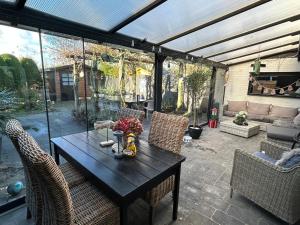 Lichtdurchflutetes Traumhaus mit Wintergarten, strandnah uneinsehbarer Garten hundefreundlich