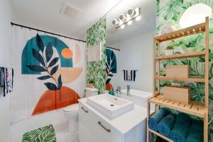 Vibrant Downtown Haven with Rooftop Pool & Parking