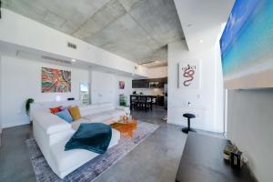 Vibrant Downtown Haven with Rooftop Pool & Parking
