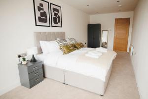 Spacious 2 bed Leeds Centre - balcony, free parking & darts