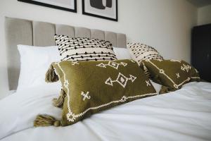 Spacious 2 bed Leeds Centre - balcony, free parking & darts