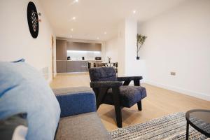 Spacious 2 bed Leeds Centre - balcony, free parking & darts