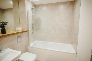 Spacious 2 bed Leeds Centre - balcony, free parking & darts