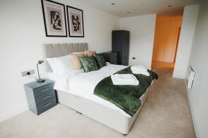 Spacious 2 bed Leeds Centre - balcony, free parking & darts