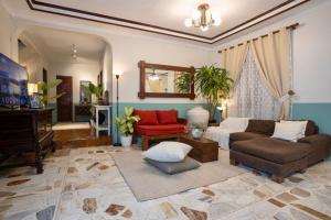 Spacious 6 Bedroom Private Villa 5 Minutes to Crisologo Sleeps 20