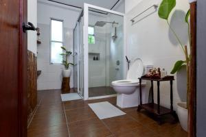 Spacious 6 Bedroom Private Villa 5 Minutes to Crisologo Sleeps 20