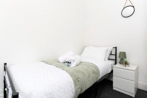 Four Bedroom House by Brookland Stays Serviced Accommodation & Short Lets in Newcastle with Free WiFi