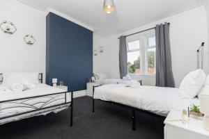 Four Bedroom House by Brookland Stays Serviced Accommodation & Short Lets in Newcastle with Free WiFi