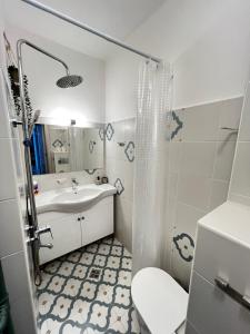 Bogota Central Apt w Office Space and Wifi near Metro