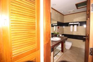 Bathroom, Myanmar Life Hotel in Yangon