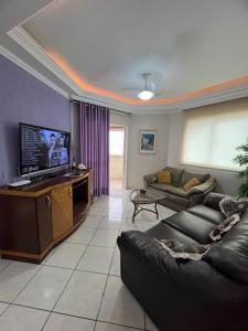 Apto a 80 metros do mar para 8 pessoas