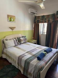 Casa Marina- Flic en Flac - Beach is right in front of the Villa-Just cross the road