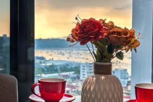 Edge - High Floor Sea View Condo with Rooftop Pool