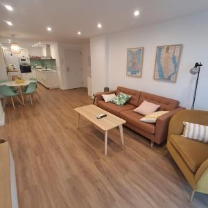 Central family apartment near the beach