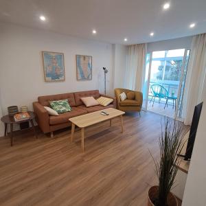 Central family apartment near the beach