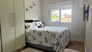 C185 Casa de 3 dormitórios com piscina em condomínio fechado na praia Cachoeira em Florianópolis