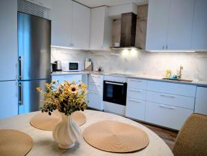 Stylish & comfortable 3-sleeps apartment near Katrineholm Centre