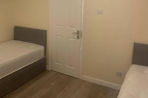 2 Bedroom House - Sleeps 5 - Free Parking Wifi